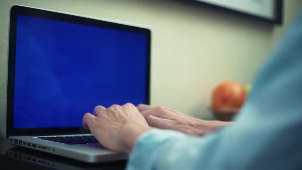 Hombre escribiendo mensaje utilizando el ordenador portátil con pantalla verde. Freelancer trabajando en casa . — Vídeo de stock