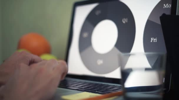 Analisando gráficos na tela do laptop. Jovem usando laptop no café . — Vídeo de Stock