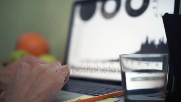 Freelancer trabajando en casa. Hombre joven usando el ordenador portátil en la cafetería . — Vídeos de Stock