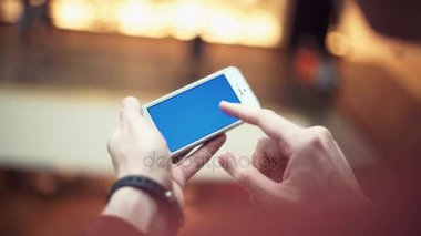 Erkek el ile alışveriş merkezi mavi perde telefon kullanma