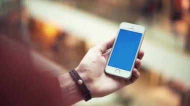 Erkek el ile renk perde alışveriş merkezi Smartphone kullanarak