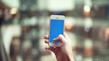 Alışveriş Merkezi mavi ekran smartphone kullanarak adam eller