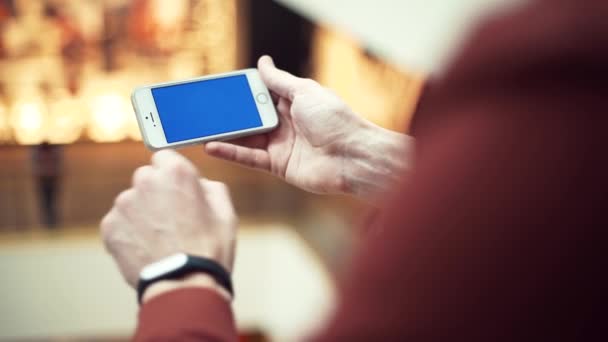 Manos masculinas usando teléfono con pantalla de croma en el centro comercial — Vídeo de stock