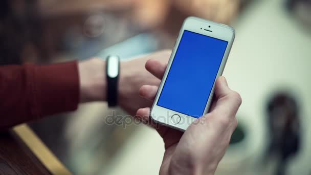 Man hands using telephone with chroma screen in shopping mall — Stock Video