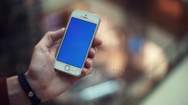 Brazos masculinos usando teléfono con pantalla de croma en el centro comercial — Vídeo de stock