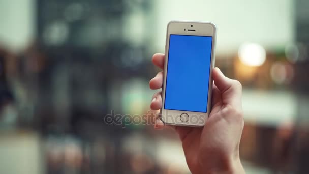 Мужские руки с помощью телефона с синим экраном в торговом центре. подъемники — стоковое видео