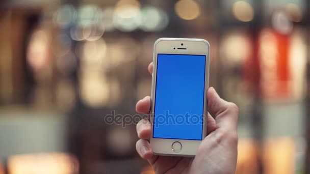 Man handen via telefoon met blauw scherm in winkelcentrum met liften — Stockvideo