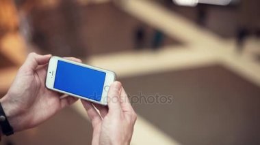 Erkek ellerini kullanarak telefon alışveriş merkezi mavi ekran