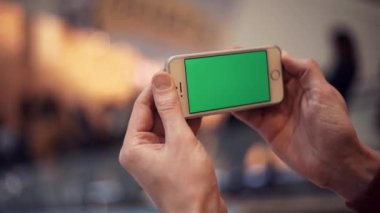 Alışveriş Merkezi yeşil ekran smartphone kullanarak adam eller