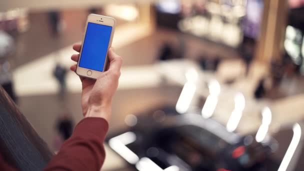 Mani uomo utilizzando smartphone con schermo cromato nel centro commerciale — Video Stock