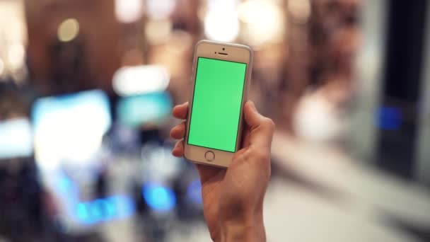 Mannelijke handen smartphone met groen scherm in winkelcentrum — Stockvideo
