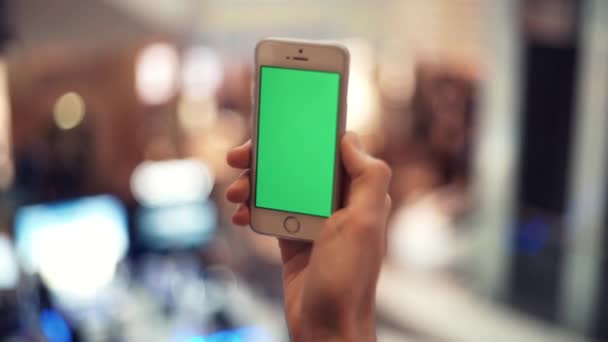 人胳膊使用智能手机与绿色屏幕在购物中心 — 图库视频影像