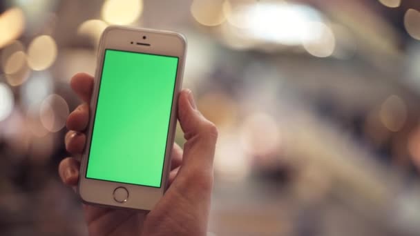 Mannelijke handen via telefoon met groen scherm in winkelcentrum — Stockvideo