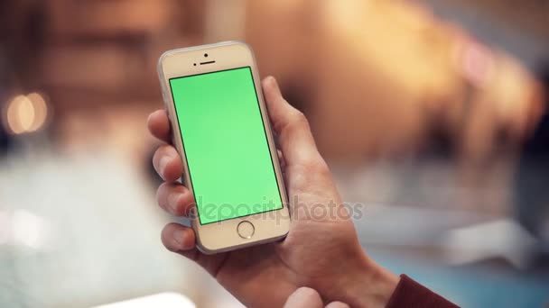 Мужские руки с помощью смартфона с зеленым дисплеем в торговом центре — стоковое видео