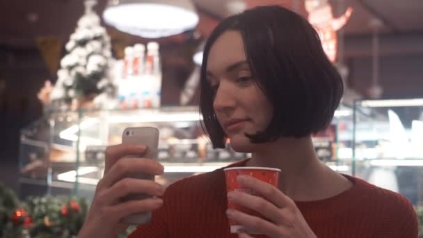 Πορτρέτο του όμορφη γυναίκα χρησιμοποιώντας smartphone λήψη selfie που κάθεται στο καφενείο — Αρχείο Βίντεο