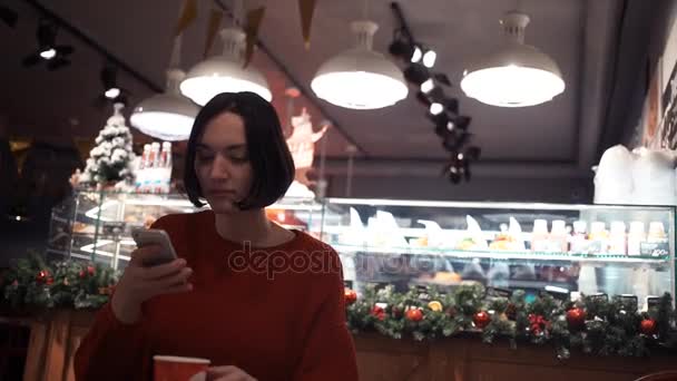 Εύθυμη νεαρή γυναίκα λήψη φωτογραφιών από το φαγητό και το ποτό χρησιμοποιώντας το smartphone στο καφέ — Αρχείο Βίντεο