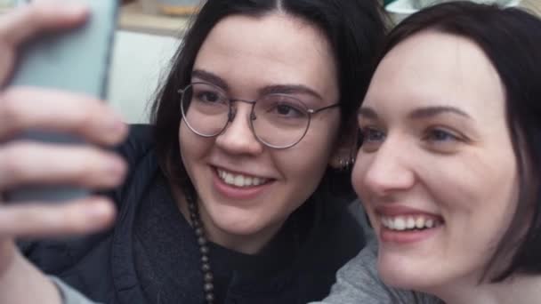 Κοντινό πλάνο ζευγάρι νέος χαμογελώντας λαμβάνοντας αυτοπορτρέτα στο τηλέφωνο ξαπλωμένη στον καναπέ — Αρχείο Βίντεο