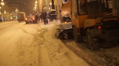 İnsanlar ve cadde boyunca geceleri ağır kar kış aylarında taşıma arabaları.