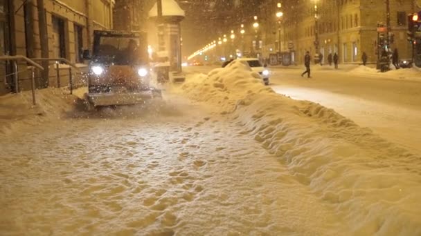 Persone e auto che si muovono lungo la strada di notte sotto una forte neve in inverno . — Video Stock