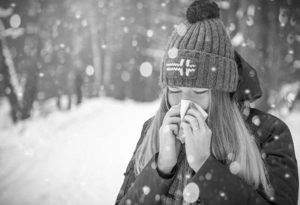 La mujer en el bosque en el estornudo de una bufanda va la nieve y el uso de tela, tonificación (b & w), retrato, gorra bubo con bandera Noruega — Foto de Stock