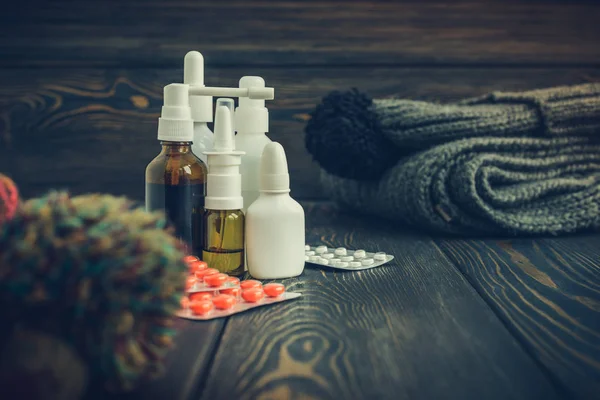 Kupa bitkisel çay ve soğuk, ahşap bir masa üzerinde grip ilacı. Thermometmedication tablet hastalık ve grip yün, İpek eşarp ile ahşap rustik arka plan ve yüksek sıcaklık ile Kapari. 