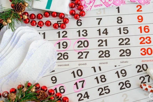 Календарь менструации, тампоны из ваты, красные бусины. Женские критические дни, охрана здоровья женщин — стоковое фото