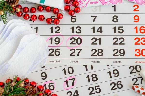 Ημερολόγιο της εμμήνου ρύσεως, βαμβάκι επιχρίσματα χάντρες το Τάμπαξ, κόκκινα μαξιλάρια. Γυναίκα κρίσιμες ημέρες, την προστασία της υγείας γυναικών — Φωτογραφία Αρχείου