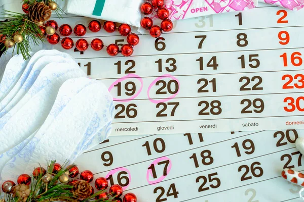 Календарь менструации, тампоны из ваты, красные бусины. Женские критические дни, охрана здоровья женщин — стоковое фото
