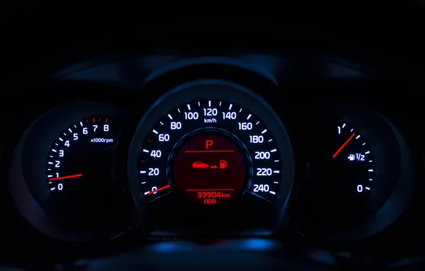 Araba gösterge paneli gece