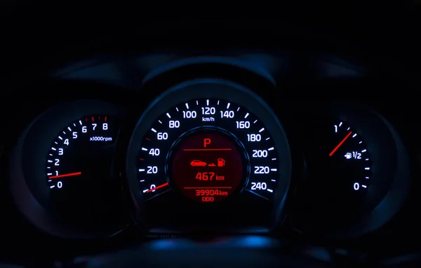 Araba gösterge paneli gece