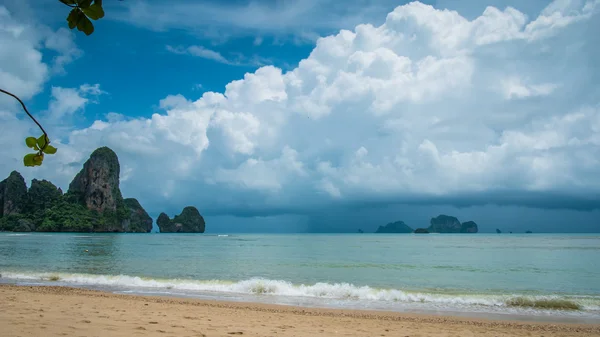 Rainy Clouds on Railay Beach in Krabi Thailand. Asia — Stock Photo, Image