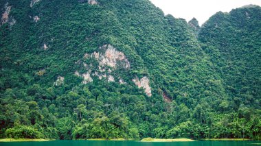 Cheo Lan gölde Khao Sok, Suratani, Thailand.Rainy bulutlar