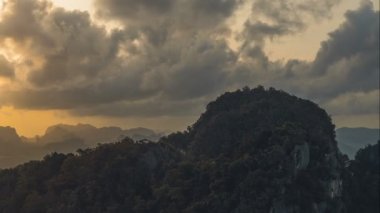Dağın tepesinde Krabi il güzel manzaralarını, kaplan akşamı mağara.