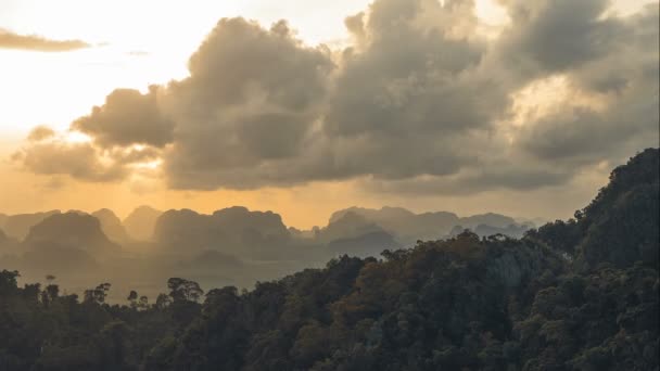 Hermosas vistas de la provincia de Krabi en la cima de la montaña, Cueva del Tigre en la noche — Vídeos de Stock