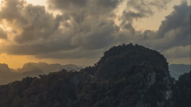 Hermosas vistas de la provincia de Krabi en la cima de la montaña, Cueva del Tigre en la noche — Vídeos de Stock