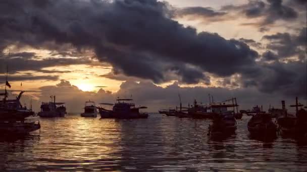 Timelaps of Seascape Fishing Boat on Koh Tao Beach Warm Light Sunset Time, Many Clouds Moving, Thailand — Stock Video