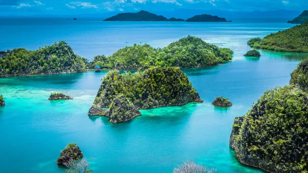 Pianemo Island, Blue Lagoon, Raja Ampat, West Papua, Indonesia — Stock Photo, Image