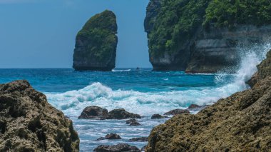 Tembeling kıyı şeridi Nusa Penida Island, okyanus dalgalarının önünde Rock'ta. Bali Endonezya