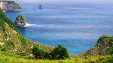 Uzun kıyı şeridi, bin ada, Manta Bay veya Nusa Penida Adası, Bali, Endonezya kumsalda Kelingking