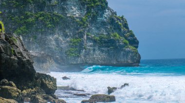 Okyanus dalgaları Nusa Penida Island, Bali Endonezya Tembeling sahil şeridi üzerinde