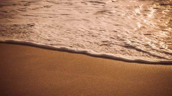 Onda suave rolando sobre Sandbeach em luz do pôr do sol, Beautiful Crystal Bay, Nusa Penida Bali — Fotografia de Stock