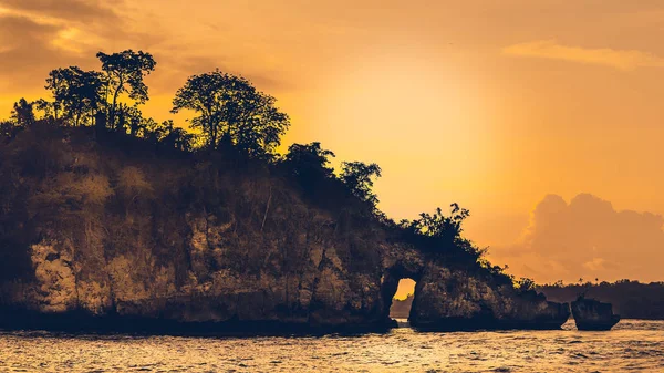 Coucher de soleil sur le rocher énorme sur la magnifique baie de cristal à Nusa Penida Bali — Photo