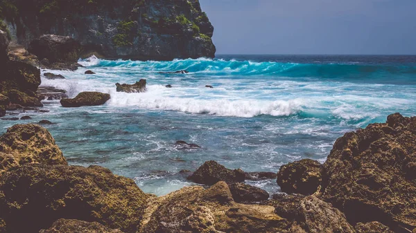 Vlny oceánu na pobřeží Tembeling u ostrova Nusa Penida, Indonésie Bali — Stock fotografie