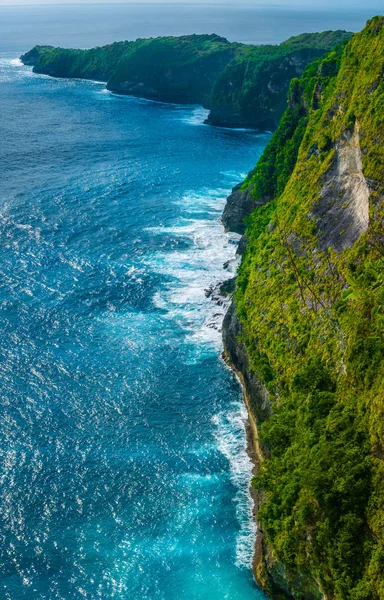 Rocky Costline près de Kelingking Beach sur l'île de Nusa Penida, Bali, Indonésie — Photo