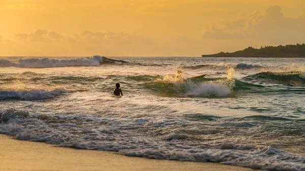 Local Kids surfe sur les vagues au coucher du soleil, Beautiful Crystal Bay, Nusa Penida Bali — Photo