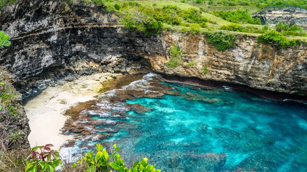 Petite plage de sable en face iof arche de pierre sur la mer. Plage cassée. Côtes rocheuses. Nusa Penida, Indonésie — Photo