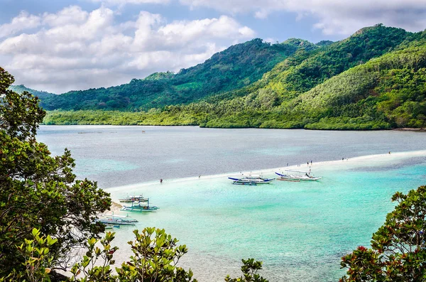 Hermosa vista de una isla tropical Serpiente. Filipinas — Foto de Stock