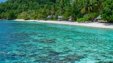 Bambu kulübe sahilde, mercan bir aile yanında konaklama Gam Island, Papua Batı, Raja Ampat, Endonezya