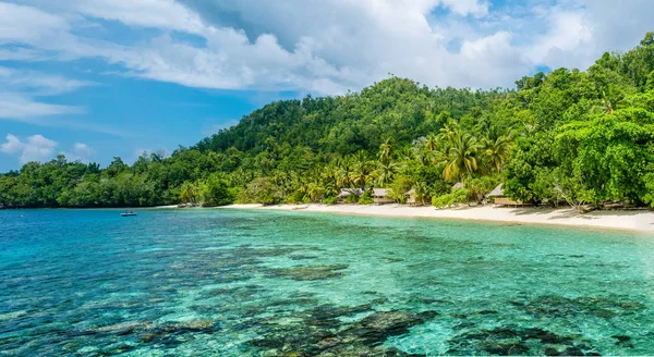 Lagoone en bamboe hutten op het strand, koraalrif van Yananas Homestay Gam Island, West Papua, Raja Ampat, Indonesië — Stockfoto