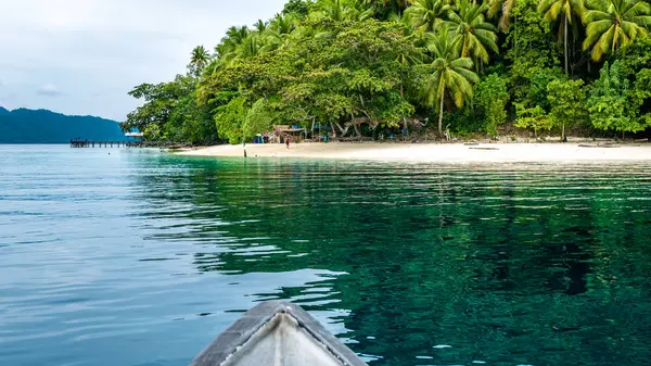 Loď se blíží místní vesnice na ostrově Friwen, na západ papuánských, Raja Ampat, Indonésie — Stock fotografie